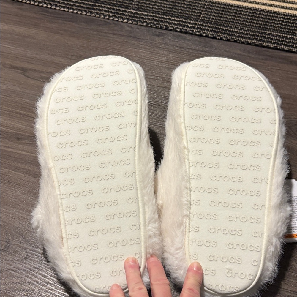 NWT Crocs Classic Cozzzy Luxe Slippers- W 11, M 9 - Picture 5 of 5